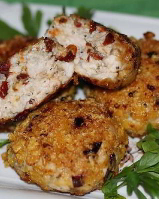 Куриные котлетки с вялеными томатами в кукурузной панировке