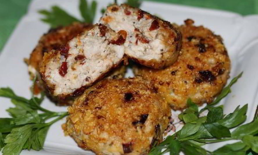 Рецепт куриных котлеток с вялеными томатами в кукурузной панировке