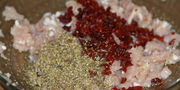 куриные котлетки с вялеными томатами в кукурузной панировке