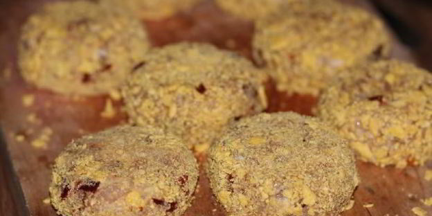 куриные котлетки с вялеными томатами в кукурузной панировке