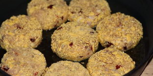 куриные котлетки с вялеными томатами в кукурузной панировке