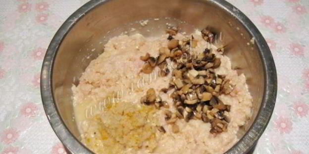 куриные котлеты с грибами и квашеной капустой