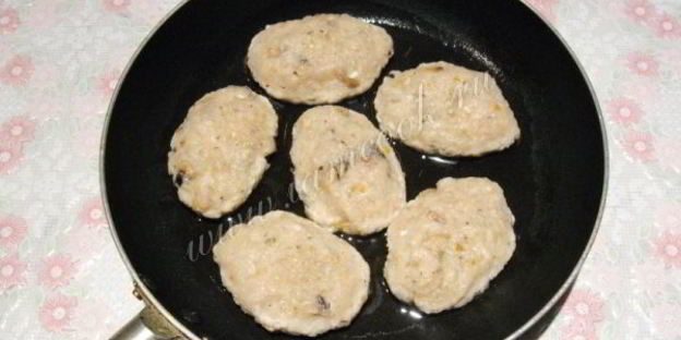 куриные котлеты с грибами и квашеной капустой