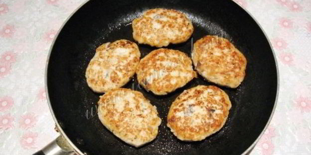 куриные котлеты с грибами и квашеной капустой