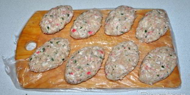 куриные котлеты с крабовыми палочками