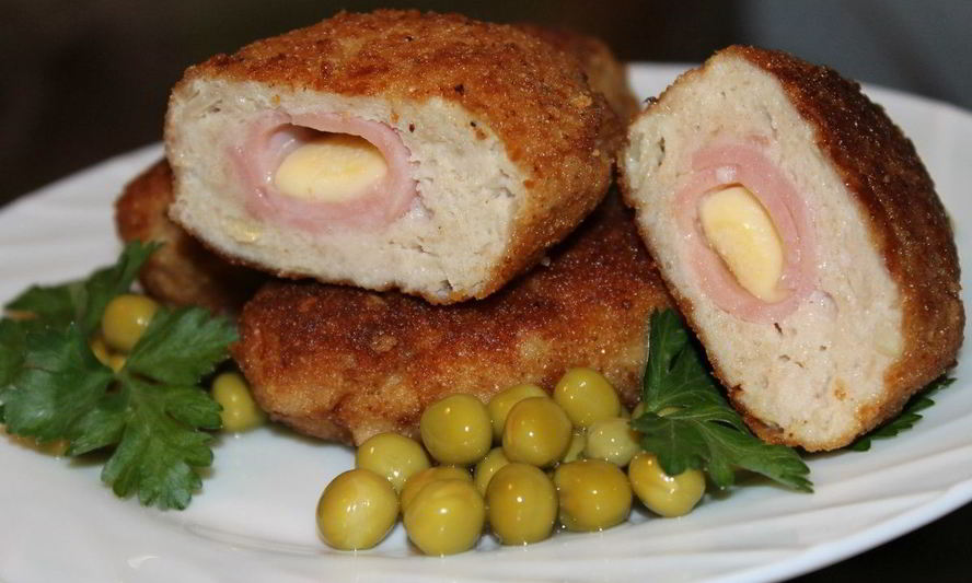 Рецепт куриных котлет с сюрпризом из ветчины и сыра