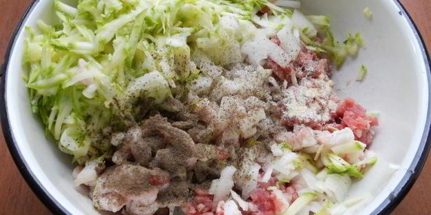 мясные котлеты с кабачком и грибами