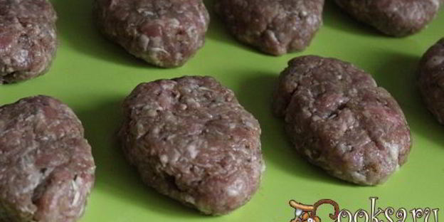 мясные котлеты с шампиньонами и гречневыми хлопьями