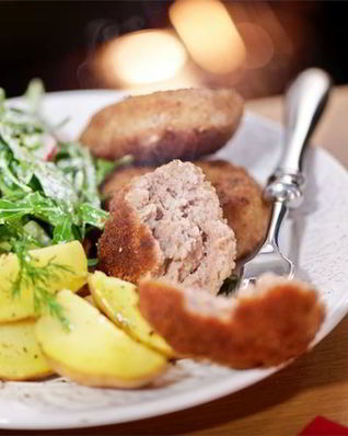 Сочные котлеты с молодой картошечкой и зеленым салатом