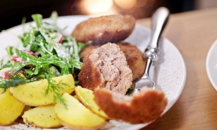 Рецепт сочных котлет с молодой картошечкой и зеленым салатом