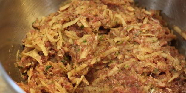 запеченные котлеты из мяса с картофелем