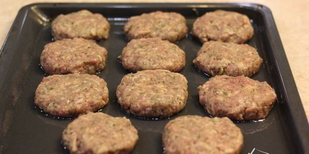 запеченные котлеты из мяса с картофелем