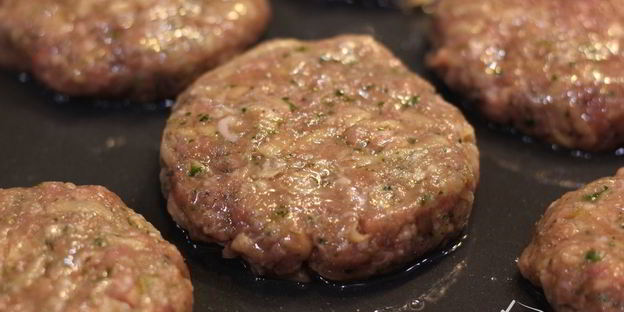 запеченные котлеты из мяса с картофелем