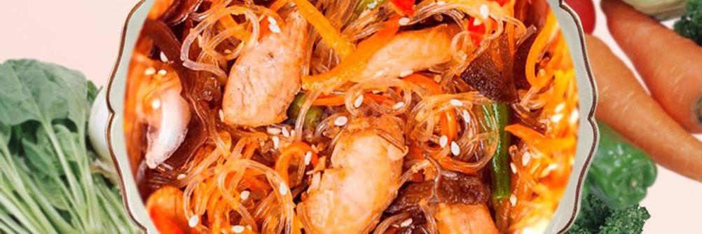 Крахмальная лапша с курицей и овощами