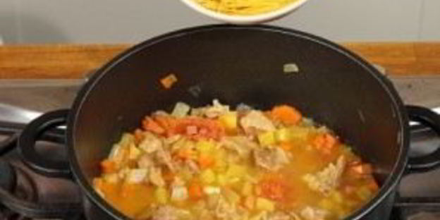 лапша с говядиной и овощами