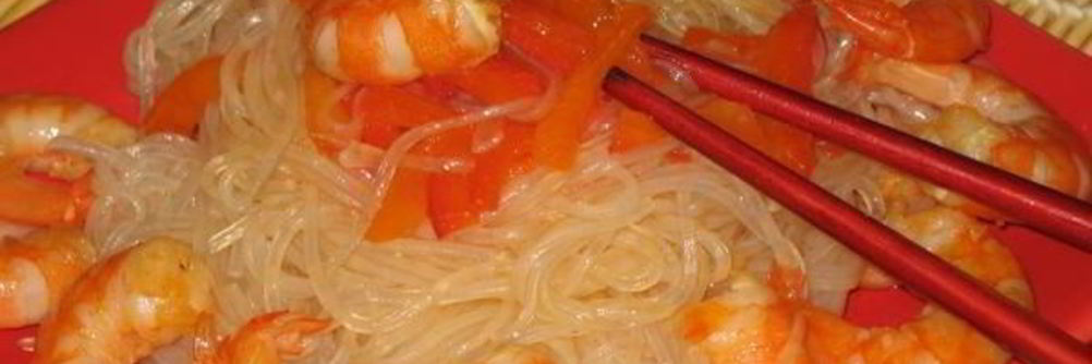 Лапша с креветками и овощами