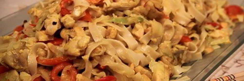 Лапша с куриной грудкой, овощами и кокосовым молоком по-тайски