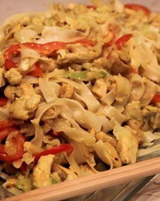 Лапша с куриной грудкой, овощами и кокосовым молоком по-тайски