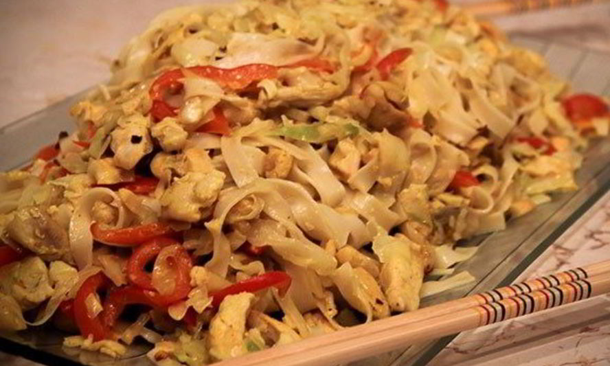 Рецепт лапши с куриной грудкой, овощами и кокосовым молоком по-тайски