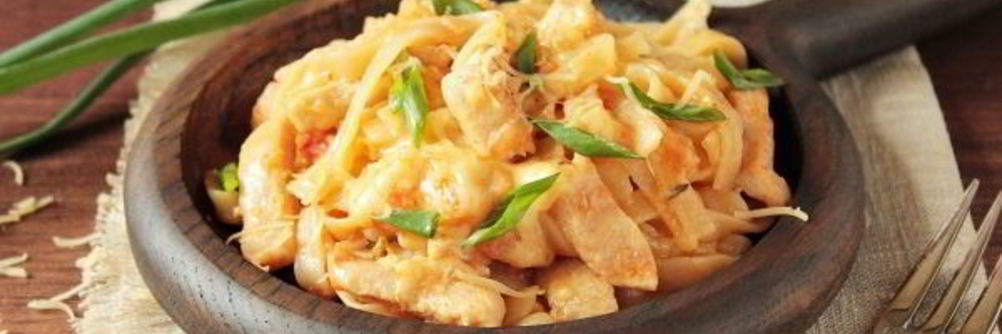 Лапша с курицей и сыром на сковороде