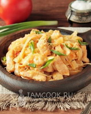Лапша с курицей и сыром на сковороде