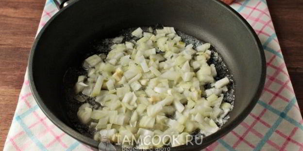 лапша с курицей и сыром на сковороде