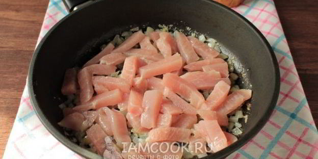 лапша с курицей и сыром на сковороде