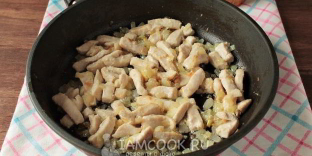 лапша с курицей и сыром на сковороде