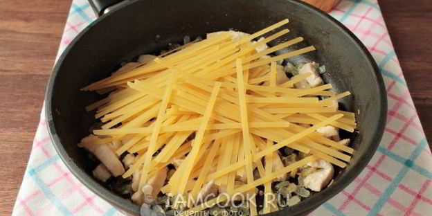 лапша с курицей и сыром на сковороде