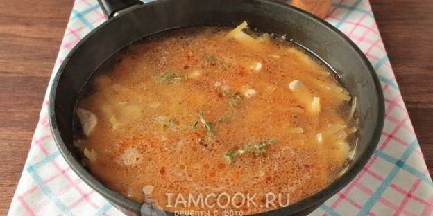лапша с курицей и сыром на сковороде