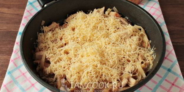 лапша с курицей и сыром на сковороде