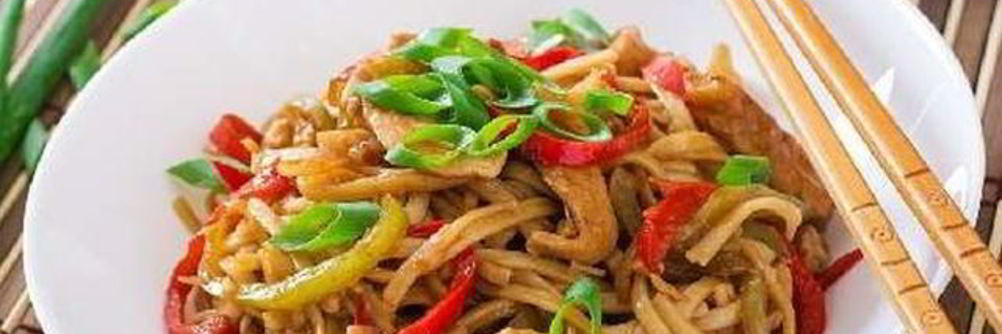 Лапша с курицей в азиатском соусе