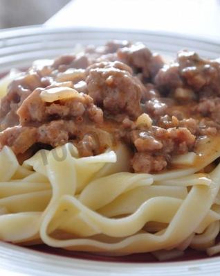 Лапша с томатной подливой из фарша