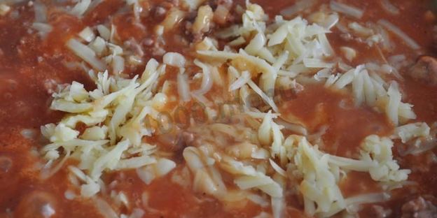 лапша с томатной подливой из фарша