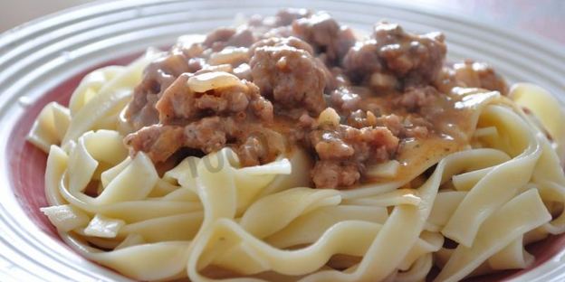 лапша с томатной подливой из фарша