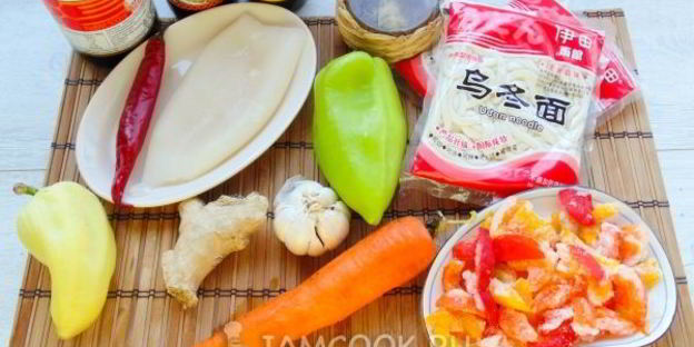 лапша удон с кальмаром и овощами