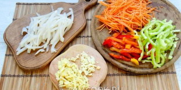 лапша удон с кальмаром и овощами