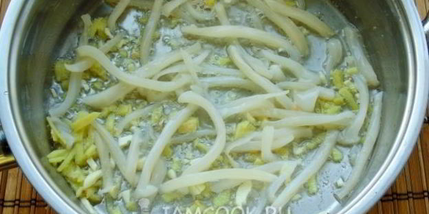 лапша удон с кальмаром и овощами