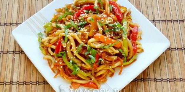 лапша удон с кальмаром и овощами