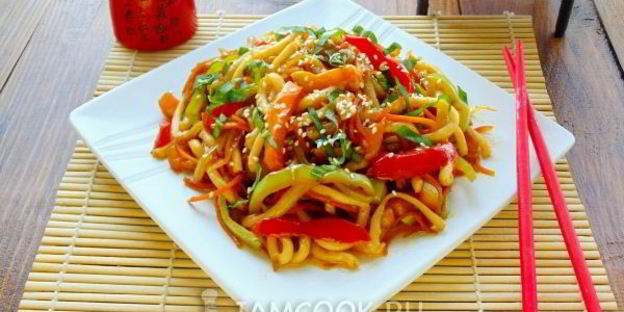 лапша удон с кальмаром и овощами