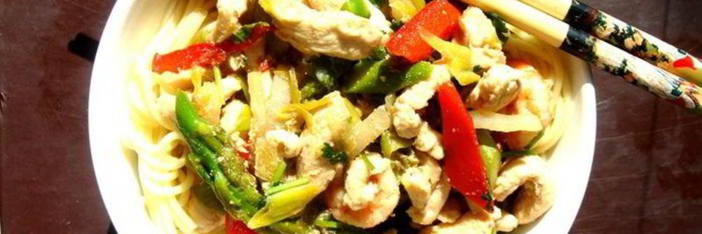 Лапша-удон с курицей и креветками