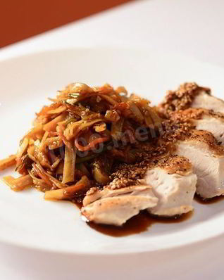 Лапша Удон с овощами под кунжутным соусом с куриной грудкой