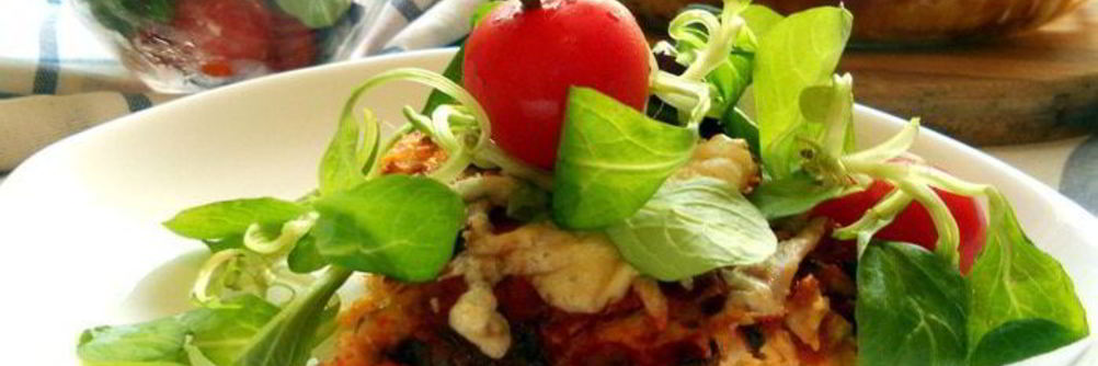 Лазанья из ржаных блинчиков с курицей, томатами и базиликом