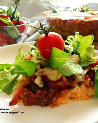 Лазанья из ржаных блинчиков с курицей, томатами и базиликом