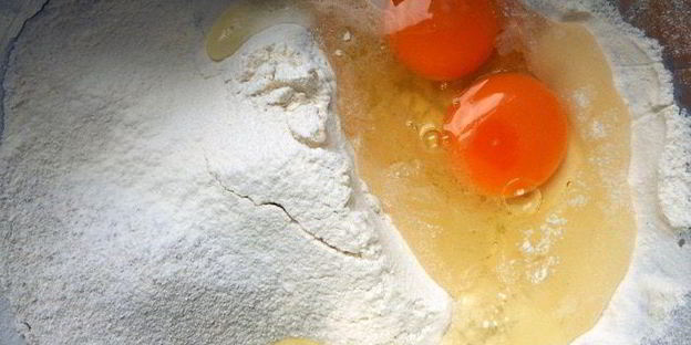 лазанья из ржаных блинчиков с курицей, томатами и базиликом