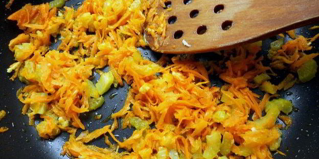 лазанья из ржаных блинчиков с курицей, томатами и базиликом