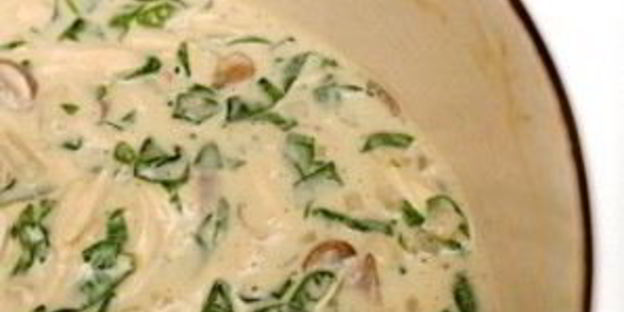 лазанья с курицей, грибами и шпинатом