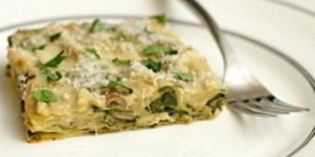 лазанья с курицей, грибами и шпинатом