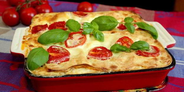 лазанья с мясным соусом и томатами