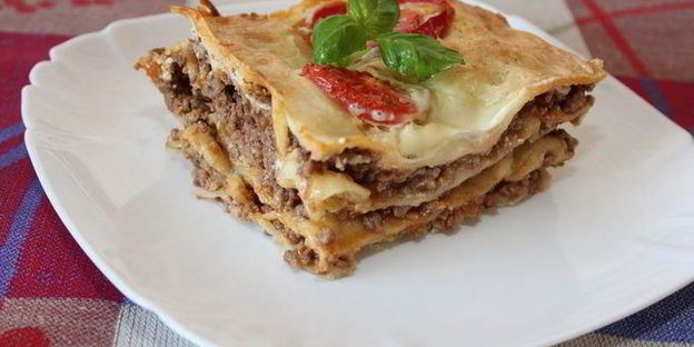 лазанья с мясным соусом и томатами